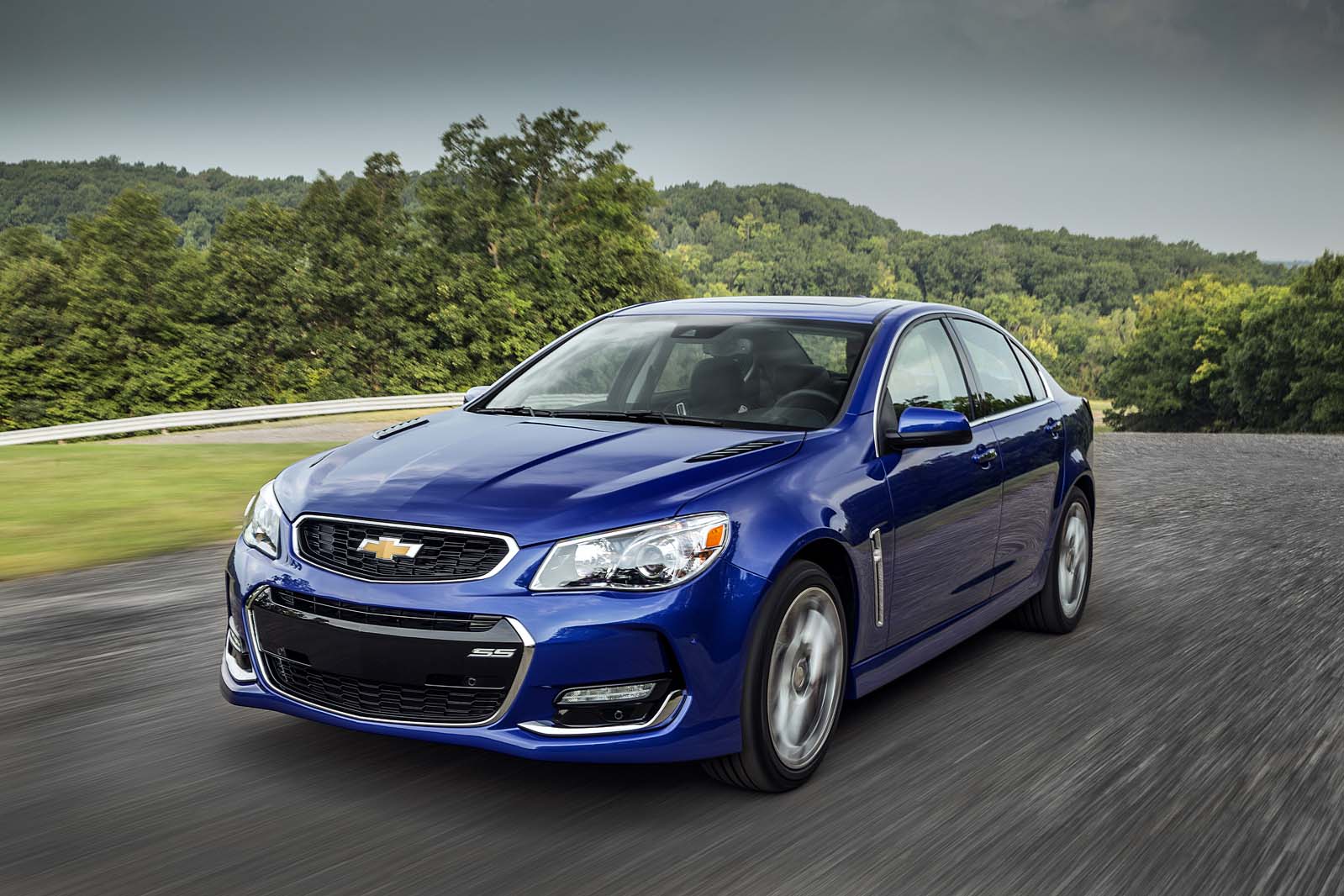 The 2016 Chevrolet SS sedan features several exterior enhancements that reinforce its commanding presence on the road. A revised front fascia features new, vertical ducts at the outer edges to direct airflow over the front wheel openings to improve aerodynamic efficiency. The fascia also incorporates new LED signature lighting, while new, functional hood vents and new-design 19-inch cast-aluminum wheels contribute to a stronger appearance for the rear-drive sports sedan.